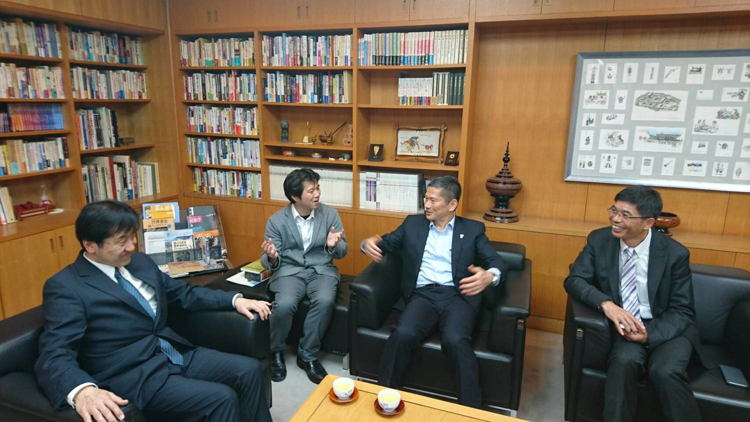 李永得率客發中心團隊拜會國立民族學博物館副館長關雄二(右一)及研究組組長河合洋尚(右二)。 圖:客家委員會提供。 李永得率客發中心團隊拜會國立民族學博物館副館長關雄二(右一)及研究組組長河合洋尚(右二)。 圖:客家委員會提供。