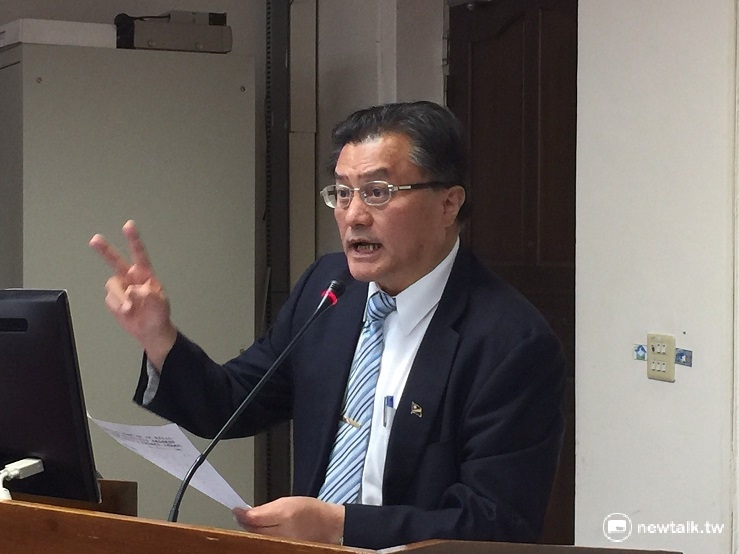 圖説:原住民立委孔文吉於12日在水環境建設公聽會中批評,預算魚目混珠他質疑是重啓越域引水工程、重複編列預算。建議在地方多開說明會、公聽會,應廣納民意。 圖:陳奕/攝。 圖説:原住民立委孔文吉於12日在水環境建設公聽會中批評,預算魚目混珠他質疑是重啓越域引水工程、重複編列預算。建議在地方多開說明會、公聽會,應廣納民意。 圖:陳奕/攝。