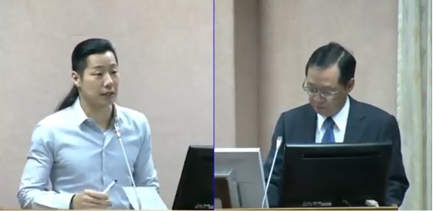 時代力量立委林昶佐(左)今天在外交國防委員會針對李明哲「被失蹤」事件,質詢陸委會副主委林正義。 時代力量立委林昶佐(左)今天在外交國防委員會針對李明哲「被失蹤」事件,質詢陸委會副主委林正義。