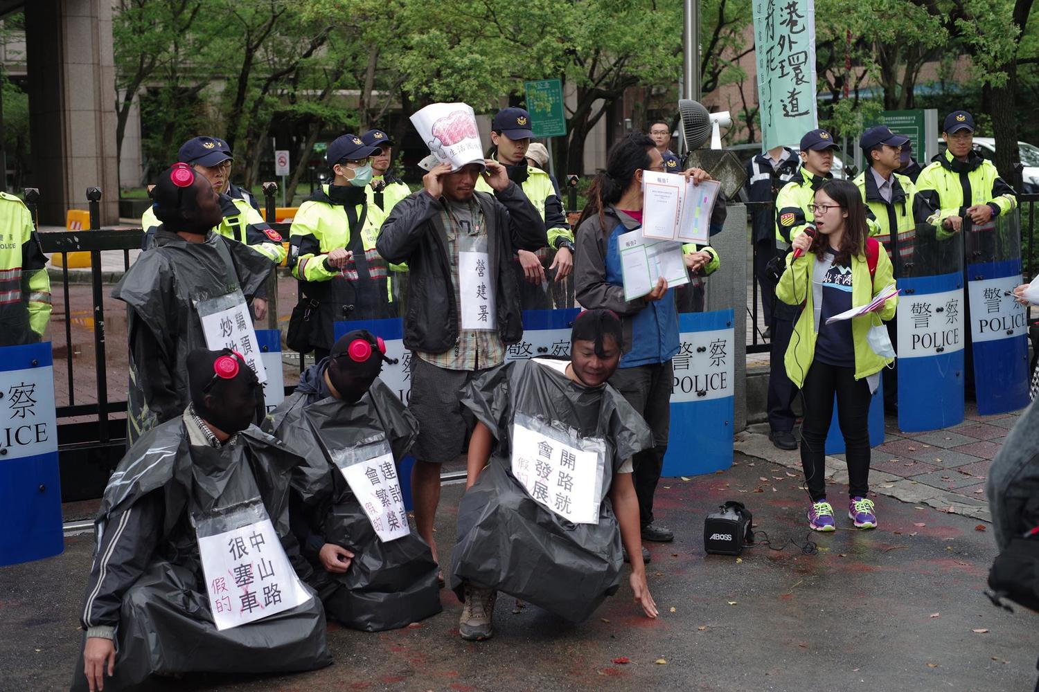 自救會痛批市府於「可行性評估」報告書中造假,誇大塞車程度。 自救會痛批市府於「可行性評估」報告書中造假,誇大塞車程度。