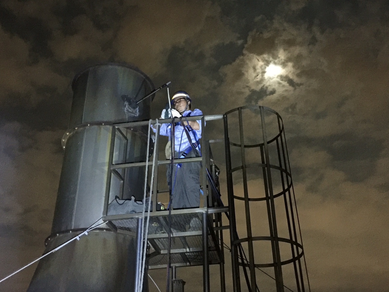 台中市環保局人員夜間偵測汙染情形。 圖:台中市環保局提供。 台中市環保局人員夜間偵測汙染情形。 圖:台中市環保局提供。