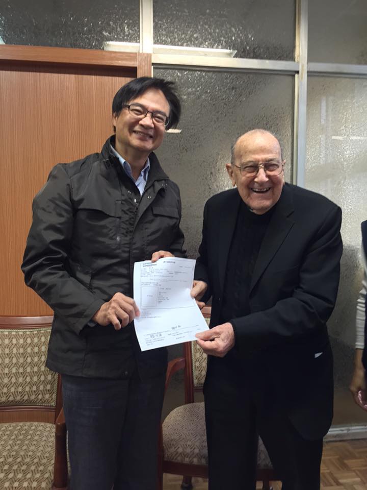 臺北市政府民政局局長藍世聰協助賴甘霖取得國籍。 圖:截取自藍世聰臉書 臺北市政府民政局局長藍世聰協助賴甘霖取得國籍。 圖:截取自藍世聰臉書