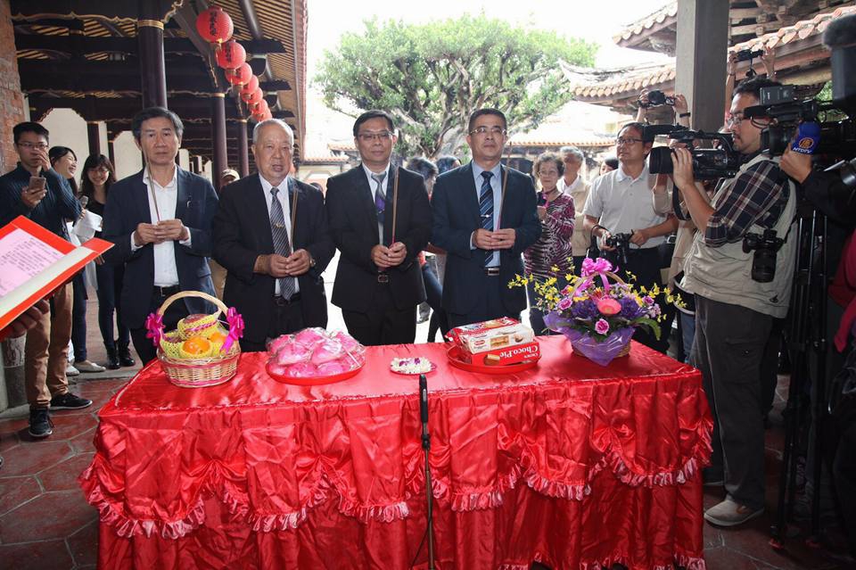 鹿港龍山寺今進行退駕儀式拆五門,早上由文化局及廟方上香。
圖:翻攝自彰化縣文化局臉書 鹿港龍山寺今進行退駕儀式拆五門,早上由文化局及廟方上香。
圖:翻攝自彰化縣文化局臉書