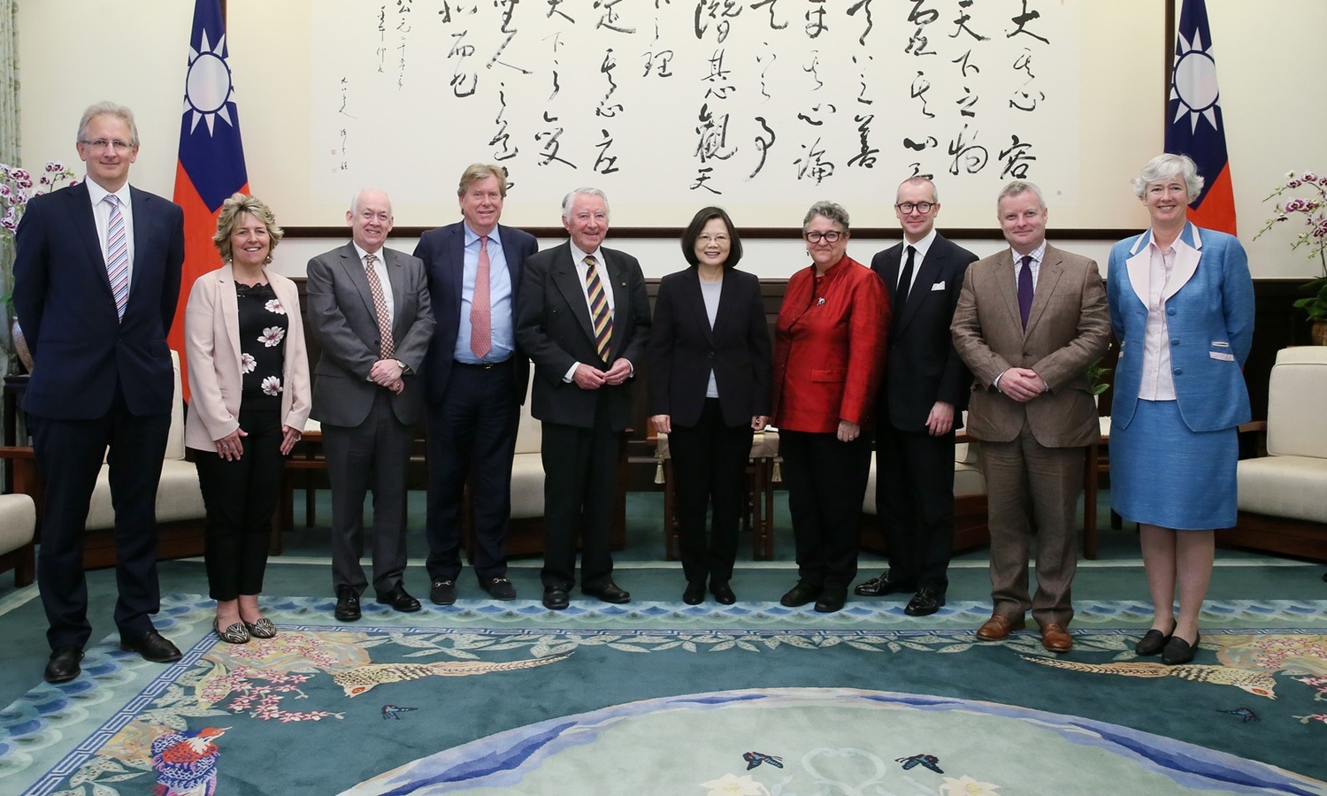 總統蔡英文今(13)日上午接見英國「台英國會小組」共同主席史蒂爾勳爵(Lord Steel of Aikwood)訪問團等人。 總統蔡英文今(13)日上午接見英國「台英國會小組」共同主席史蒂爾勳爵(Lord Steel of Aikwood)訪問團等人。