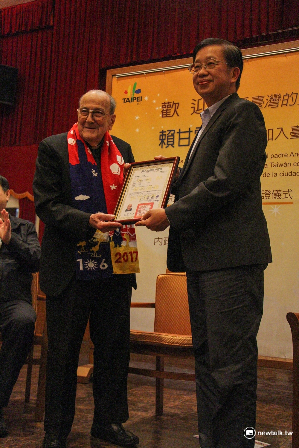 內政部次長邱昌嶽頒贈國籍證明書。 圖:呂晏慈攝 內政部次長邱昌嶽頒贈國籍證明書。 圖:呂晏慈攝