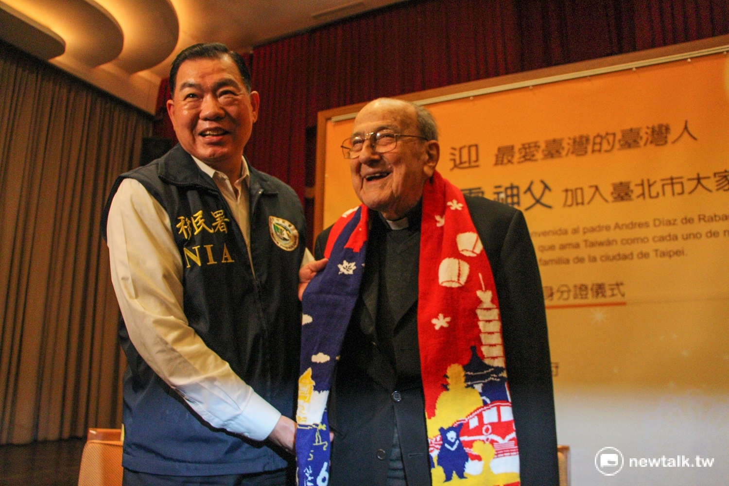 賴甘霖受贈一條國旗圍巾。 圖:呂晏慈攝 賴甘霖受贈一條國旗圍巾。 圖:呂晏慈攝