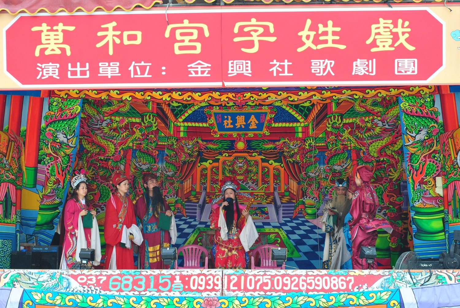 萬和宮字姓戲傳承193年,圖為開演前扮仙儀式。 萬和宮字姓戲傳承193年,圖為開演前扮仙儀式。