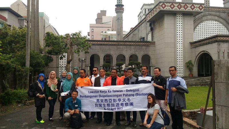 台北市已有45家通過清真認證的餐廳及餐旅,是友善穆斯林的城市。位於新生南路上的清真寺,是穆斯林最重要的精神指標。 台北市已有45家通過清真認證的餐廳及餐旅,是友善穆斯林的城市。位於新生南路上的清真寺,是穆斯林最重要的精神指標。