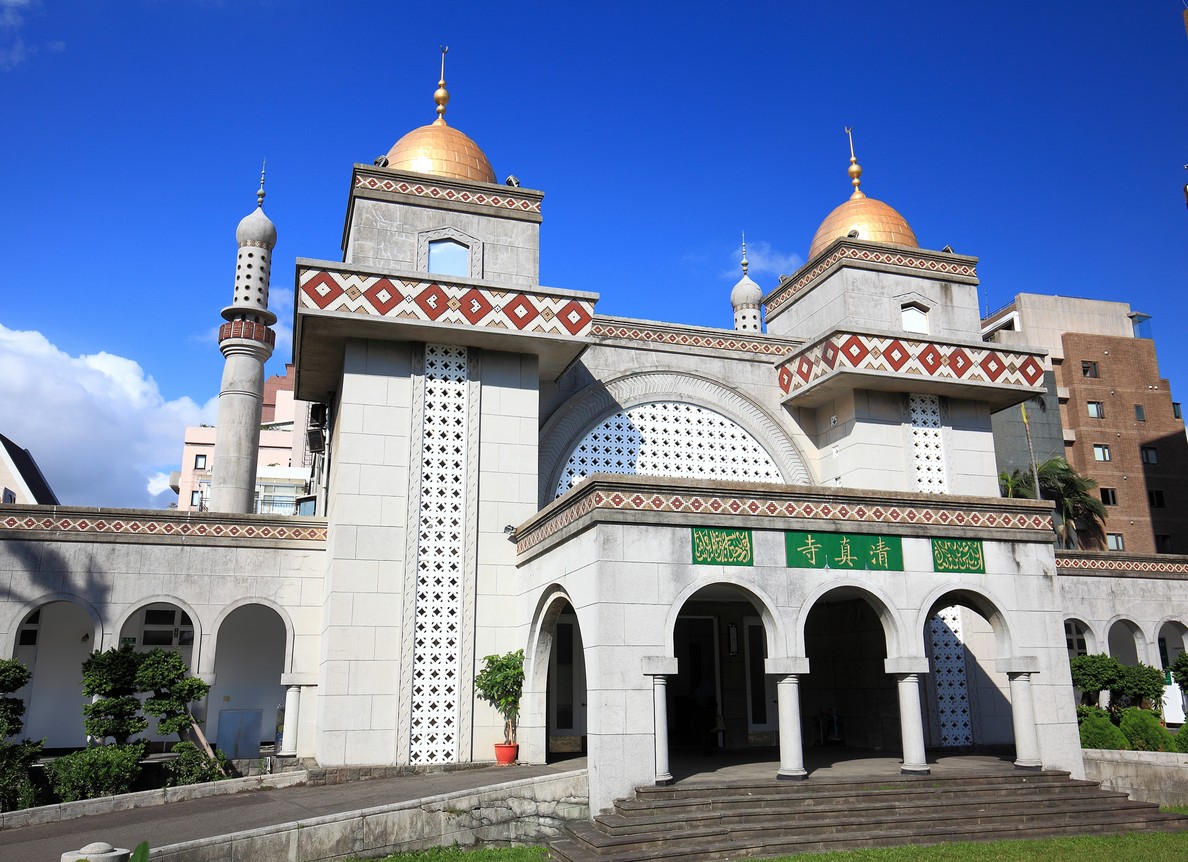台北市已有45家通過清真認證的餐廳及餐旅,是友善穆斯林的城市。位於新生南路上的清真寺,是穆斯林最重要的精神指標。 台北市已有45家通過清真認證的餐廳及餐旅,是友善穆斯林的城市。位於新生南路上的清真寺,是穆斯林最重要的精神指標。