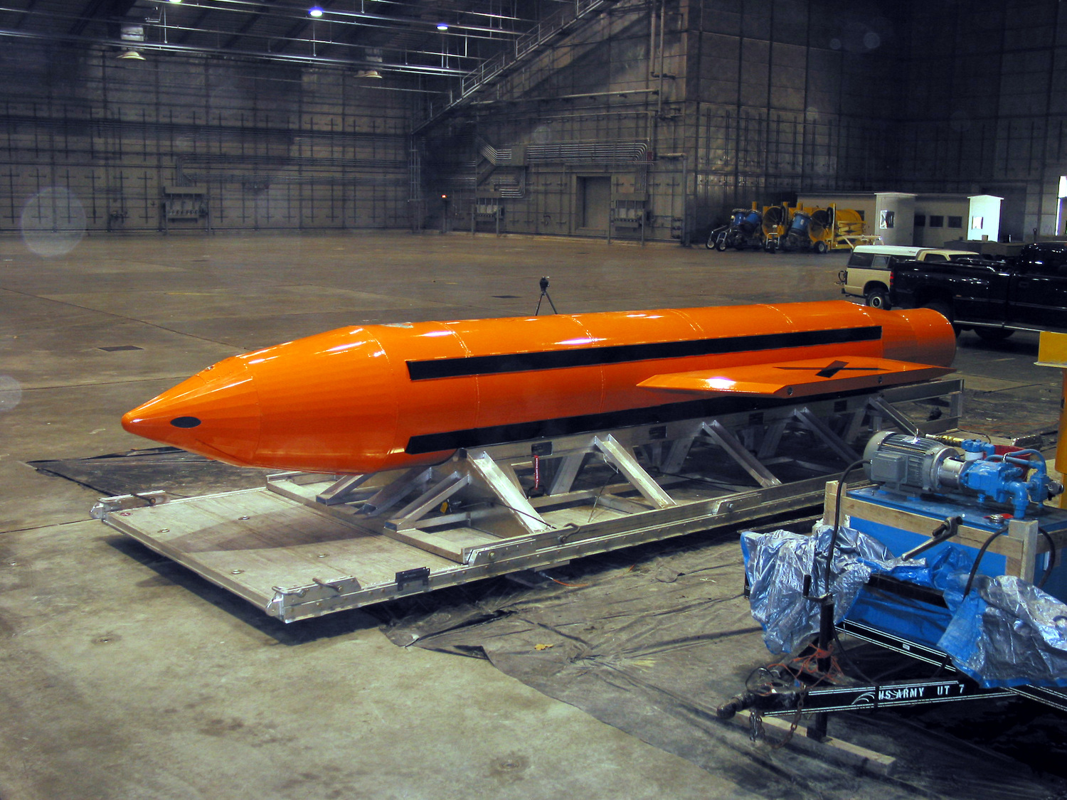 美國製造的GBU-43/B大型空爆炸彈,有「炸彈之母」稱號,是核彈以外在作戰中使用的最大炸彈。 美國製造的GBU-43/B大型空爆炸彈,有「炸彈之母」稱號,是核彈以外在作戰中使用的最大炸彈。