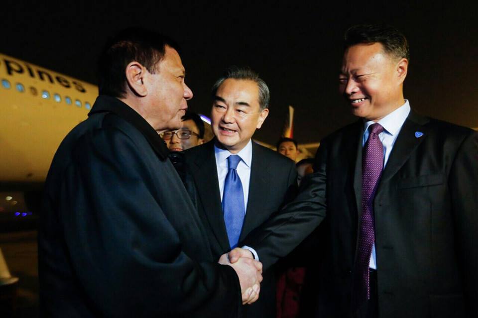 菲律賓總統杜特地(左起)上台後採取親近中國政策,去年10月訪問中國,還受到中國外交部長王毅的歡迎。 菲律賓總統杜特地(左起)上台後採取親近中國政策,去年10月訪問中國,還受到中國外交部長王毅的歡迎。