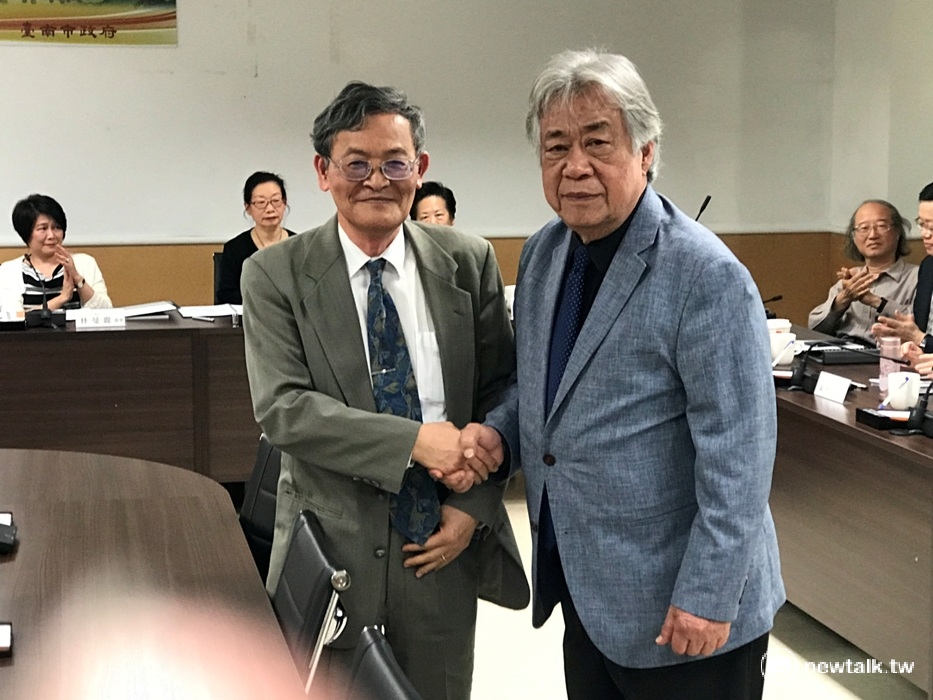 南美館董事會董事長陳輝東(右)介紹南美館首屆館長由台北藝術大學名譽教授林保堯出任(左)。 南美館董事會董事長陳輝東(右)介紹南美館首屆館長由台北藝術大學名譽教授林保堯出任(左)。