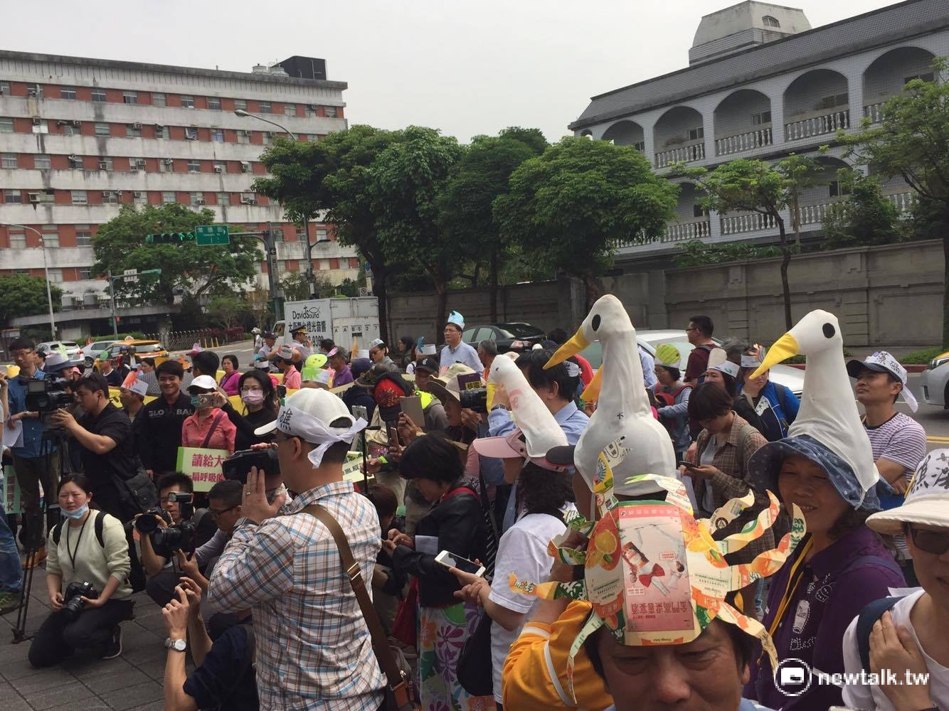 為了抗議中油欲掩埋大潭藻礁興建第3天然氣接收站,桃園在地聯盟15日上凱道抗議。 為了抗議中油欲掩埋大潭藻礁興建第3天然氣接收站,桃園在地聯盟15日上凱道抗議。