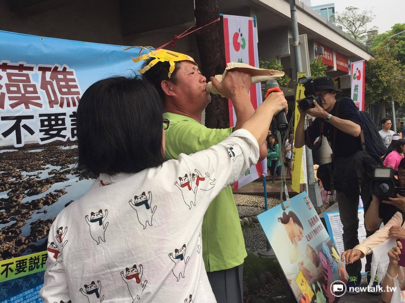 為了抗議中油欲掩埋大潭藻礁興建第3天然氣接收站,桃園在地聯盟15日上凱道抗議。 為了抗議中油欲掩埋大潭藻礁興建第3天然氣接收站,桃園在地聯盟15日上凱道抗議。