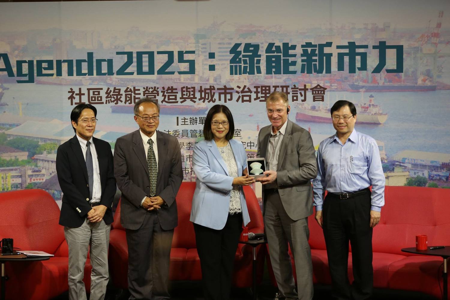 管碧玲指出,德國維爾德波爾茨里德市全市用電百分之百來自綠色能源,是台灣效法的對象。發展綠電是德國的價值觀,而台灣要的是便宜的電,顯見發展綠電的共識尚有一段長遠的路要走。為了凝聚發展綠電的共識,她自費邀請君特.慕格雷先生,就其城市發展經驗,分享予國人。 圖:管碧玲辦公室/提供 管碧玲指出,德國維爾德波爾茨里德市全市用電百分之百來自綠色能源,是台灣效法的對象。發展綠電是德國的價值觀,而台灣要的是便宜的電,顯見發展綠電的共識尚有一段長遠的路要走。為了凝聚發展綠電的共識,她自費邀請君特.慕格雷先生,就其城市發展經驗,分享予國人。 圖:管碧玲辦公室/提供