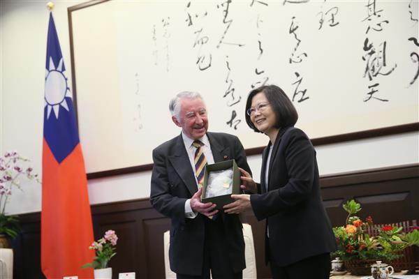 國安局副局長周美伍(左)與陸委會主委張小月17日前往立法院內政委員會備詢。 國安局副局長周美伍(左)與陸委會主委張小月17日前往立法院內政委員會備詢。