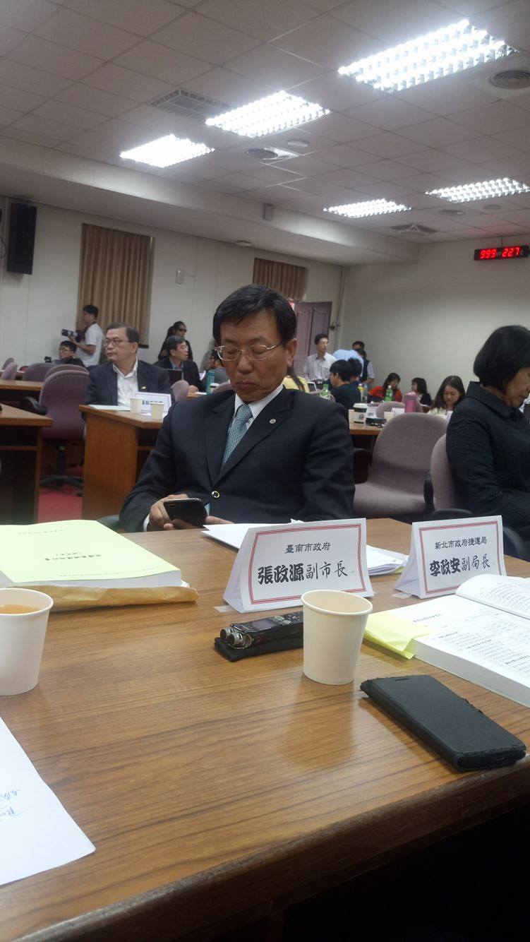新北市長朱立倫上台爭取建設經費。 新北市長朱立倫上台爭取建設經費。