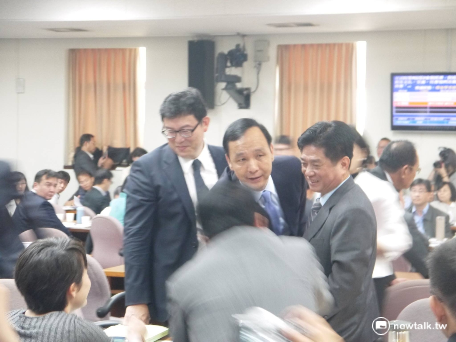 新北市長朱立倫上台爭取建設經費。 新北市長朱立倫上台爭取建設經費。