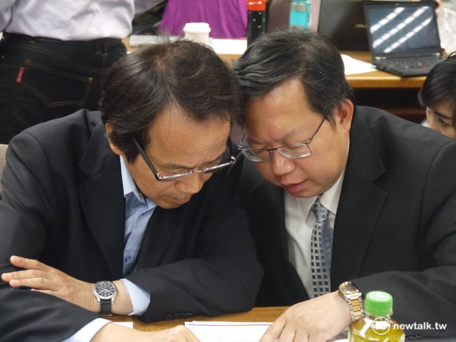 新北市長朱立倫上台爭取建設經費。 新北市長朱立倫上台爭取建設經費。