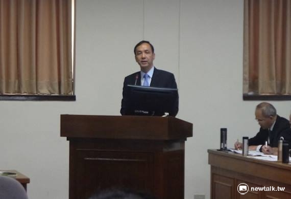 新北市長朱立倫上台爭取建設經費。 新北市長朱立倫上台爭取建設經費。