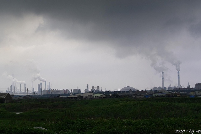 雲林縣六輕工廠排放黑煙情形。 雲林縣六輕工廠排放黑煙情形。