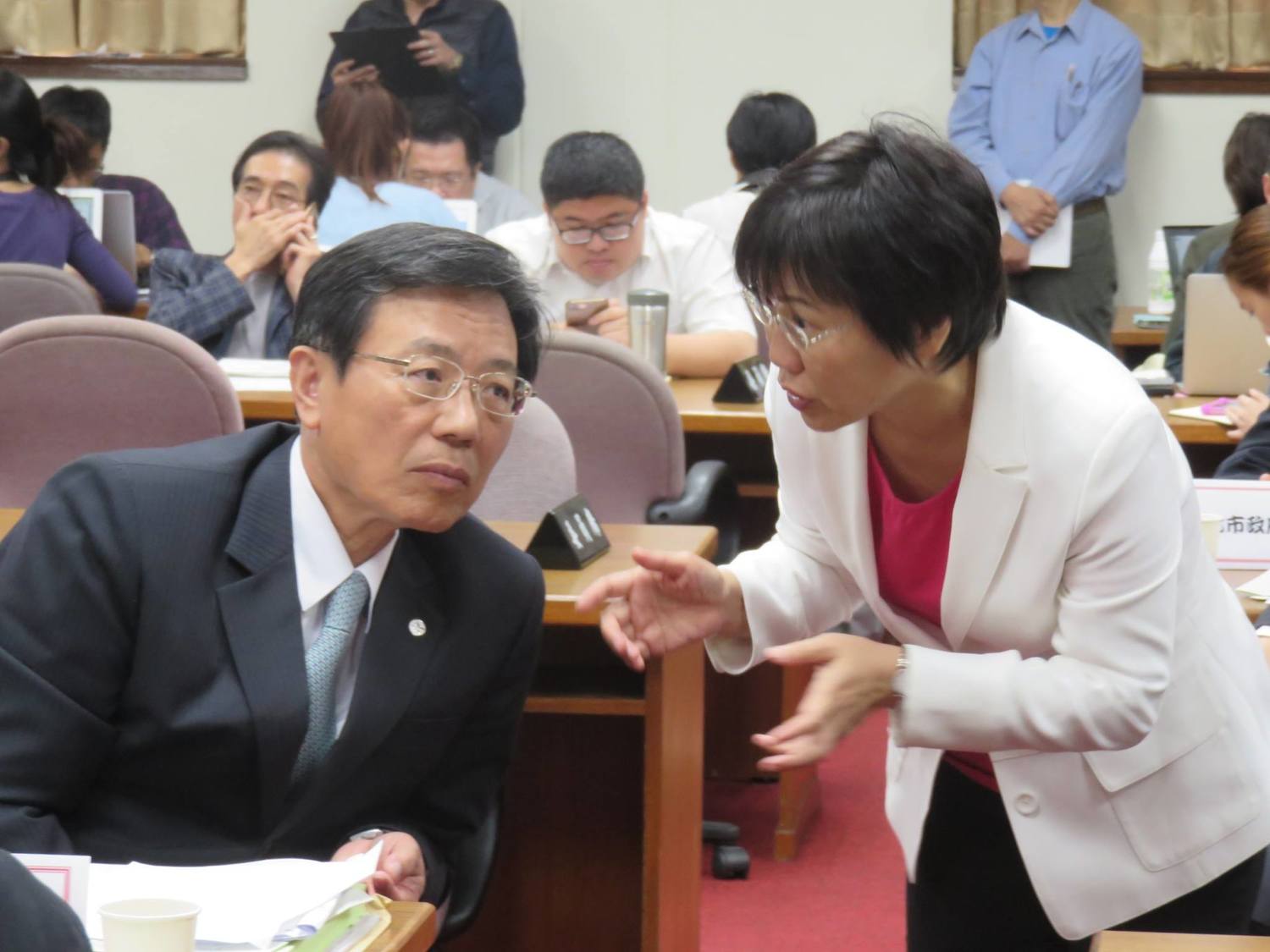 劉世芳認為前瞻基礎計畫,支持前瞻基礎計畫。劉世芳暗批新北市的朱立倫,她說,北捷經費是高捷的5倍之多,拿最多的喊不公平,請問對其他縣市公平何在? 劉世芳認為前瞻基礎計畫,支持前瞻基礎計畫。劉世芳暗批新北市的朱立倫,她說,北捷經費是高捷的5倍之多,拿最多的喊不公平,請問對其他縣市公平何在?