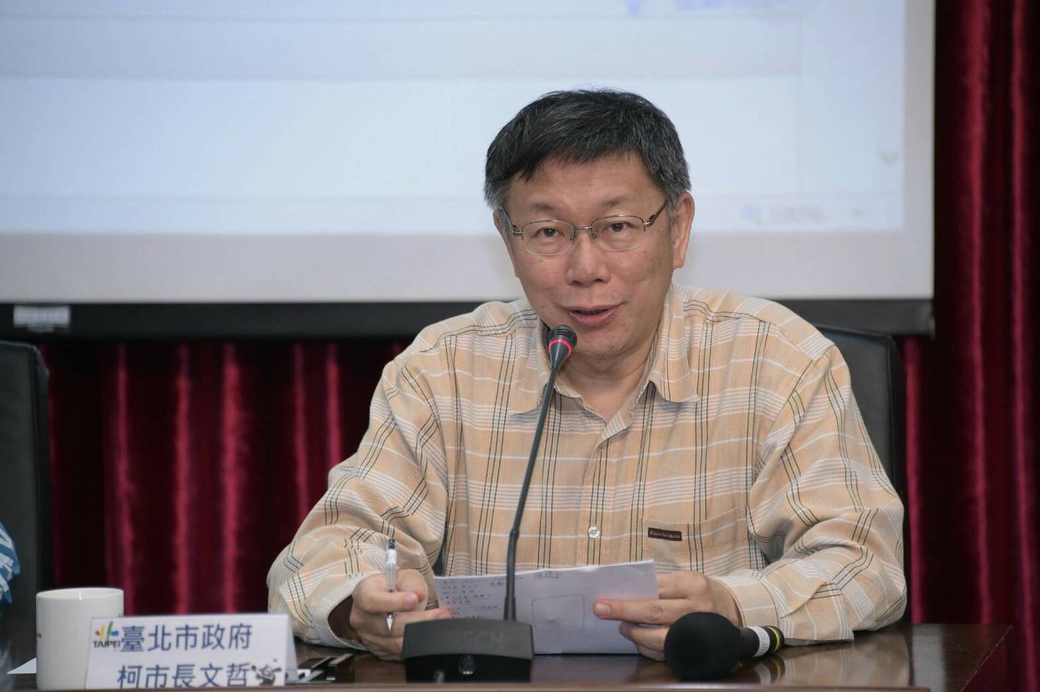 柯文哲昨晚於臉書PO出長文,詳細說明自身對軌道建設的願景,今日上午向媒體自誇,文章發表經過13個小時,已經吸引了61萬人次的觸及,認為台灣越來越能進行理性討論。 柯文哲昨晚於臉書PO出長文,詳細說明自身對軌道建設的願景,今日上午向媒體自誇,文章發表經過13個小時,已經吸引了61萬人次的觸及,認為台灣越來越能進行理性討論。