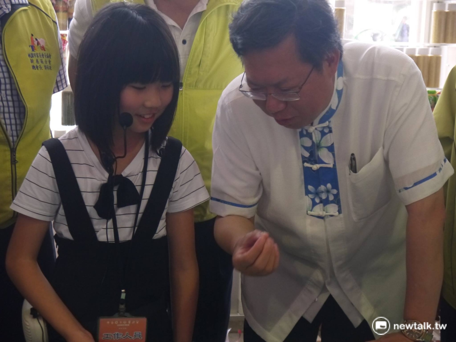 桃園市長鄭文燦正和同學一起扯鈴。 桃園市長鄭文燦正和同學一起扯鈴。