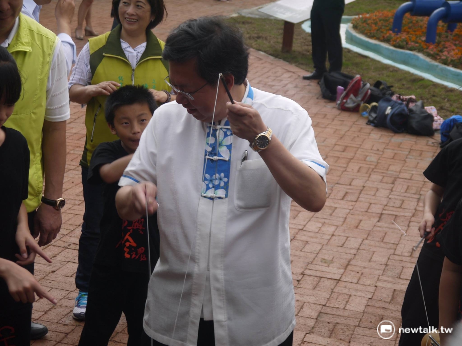 桃園市長鄭文燦正和同學一起扯鈴。 桃園市長鄭文燦正和同學一起扯鈴。