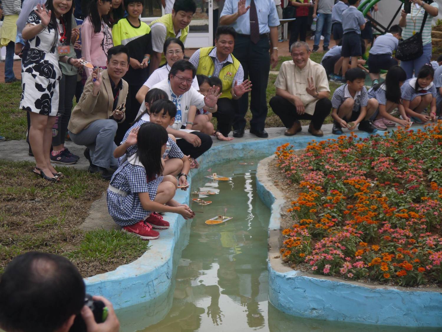 桃園市長鄭文燦正和同學一起扯鈴。 桃園市長鄭文燦正和同學一起扯鈴。