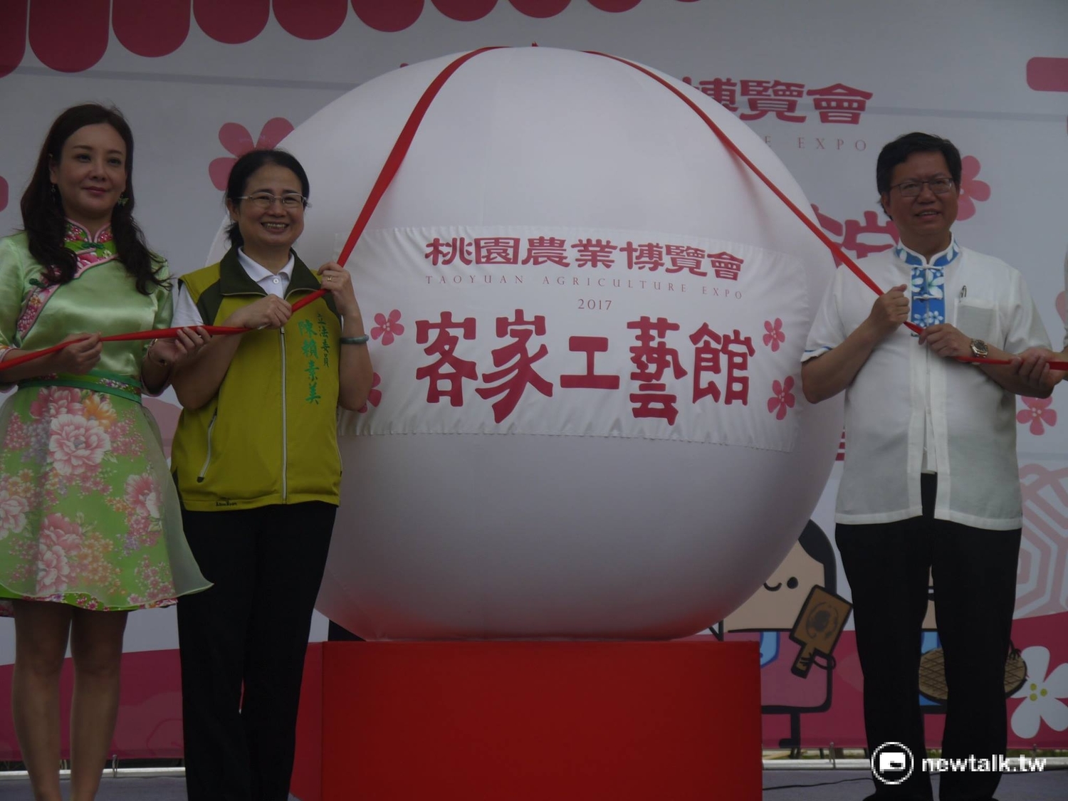 桃園市長鄭文燦正和同學一起扯鈴。 桃園市長鄭文燦正和同學一起扯鈴。