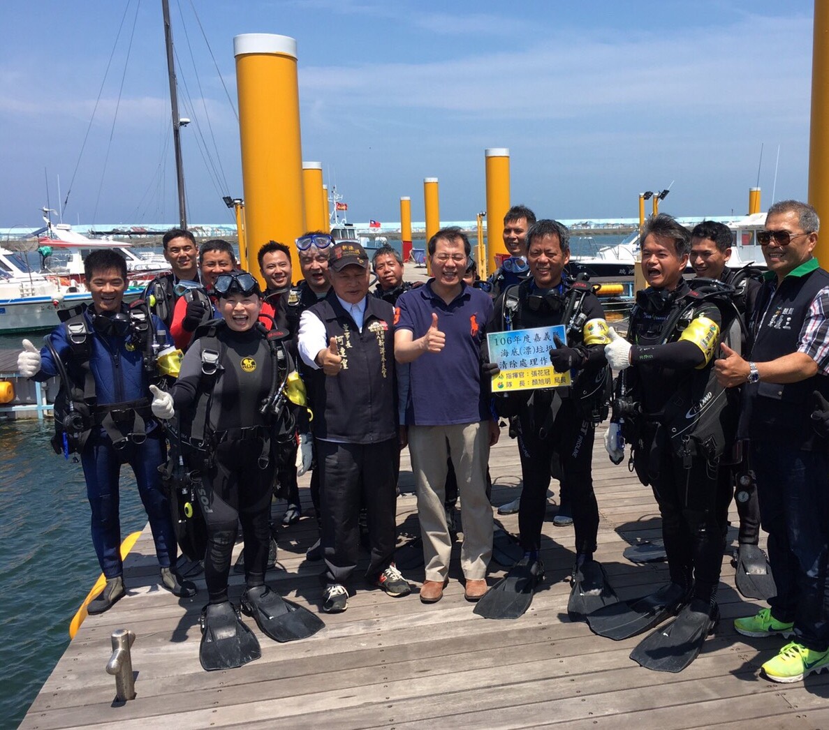 嘉義縣官民合作,18日在布袋港舉行淨海活動,民眾在岸邊撿拾垃圾。 嘉義縣官民合作,18日在布袋港舉行淨海活動,民眾在岸邊撿拾垃圾。