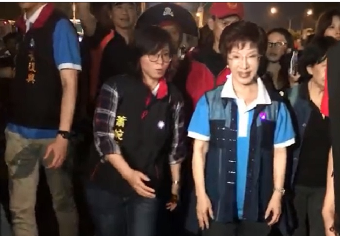 國民黨主席洪秀柱18日晚間到立法院外替「夜宿圍城」的軍公教人員打氣。 國民黨主席洪秀柱18日晚間到立法院外替「夜宿圍城」的軍公教人員打氣。