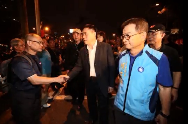 國民黨主席洪秀柱18日晚間到立法院外替「夜宿圍城」的軍公教人員打氣。 國民黨主席洪秀柱18日晚間到立法院外替「夜宿圍城」的軍公教人員打氣。