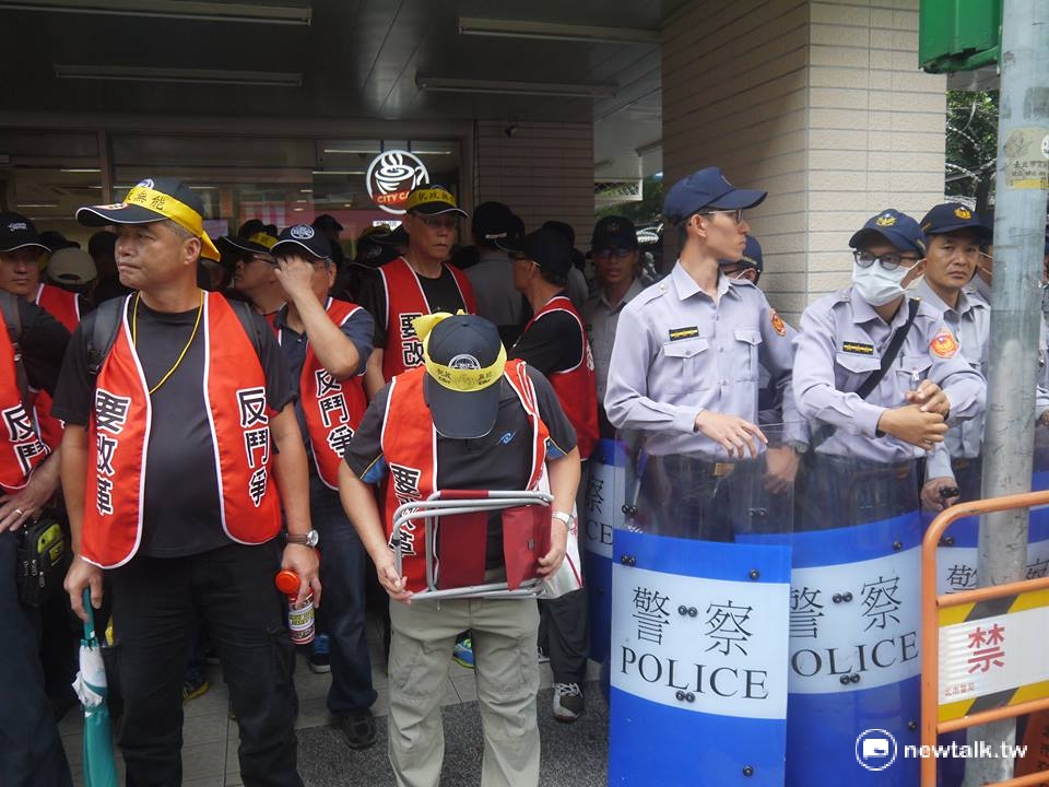 年金改革法案今日(19日)將於立法院司法及法制委員會進行審查,大批軍公教團體號召包圍立法院,現場警力也大陣仗對峙。 年金改革法案今日(19日)將於立法院司法及法制委員會進行審查,大批軍公教團體號召包圍立法院,現場警力也大陣仗對峙。
