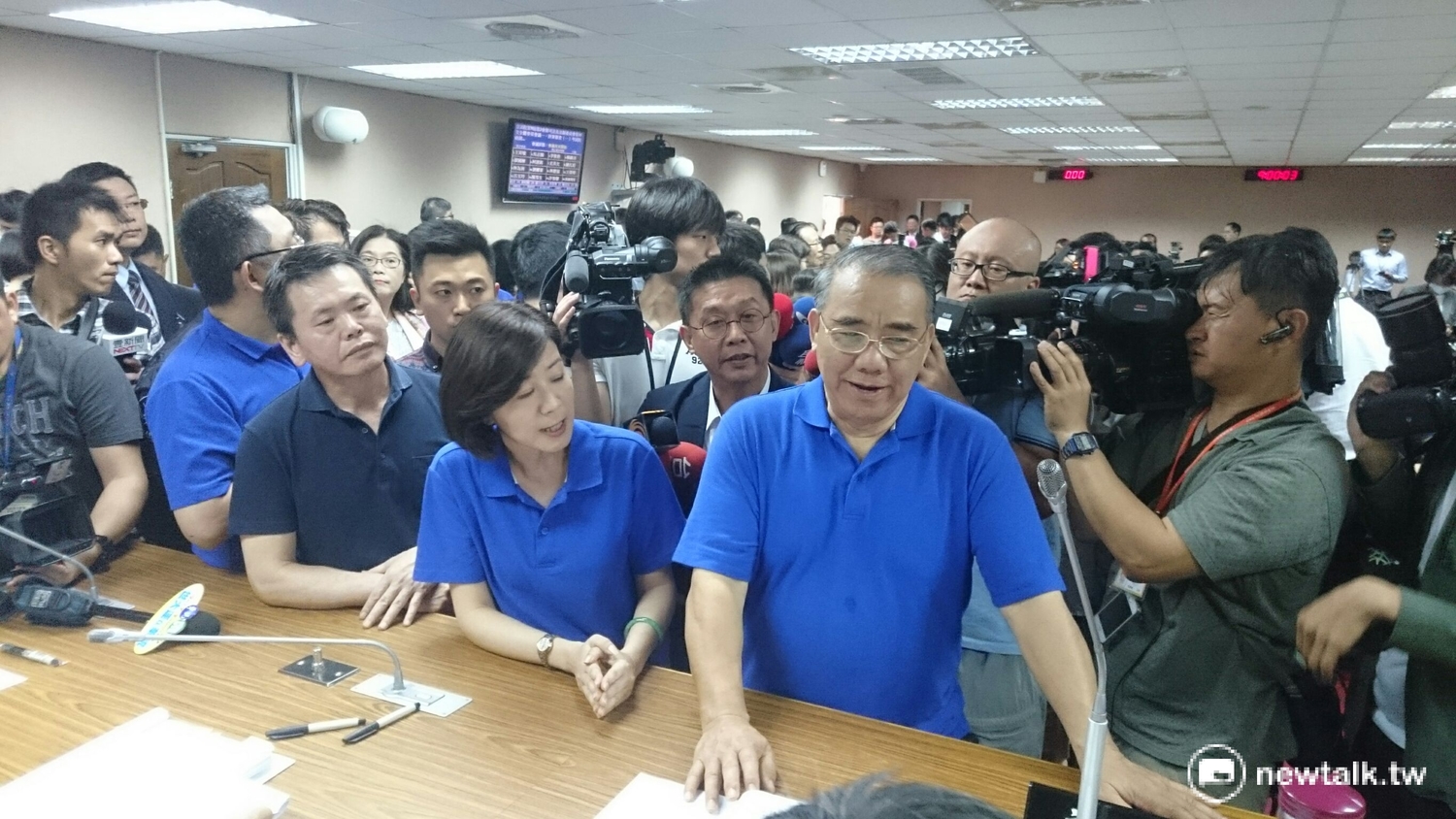 國民黨立委王育敏及廖國棟以程序發言杯葛司法及法制委員會議事,並要求先公聽再審查。 國民黨立委王育敏及廖國棟以程序發言杯葛司法及法制委員會議事,並要求先公聽再審查。