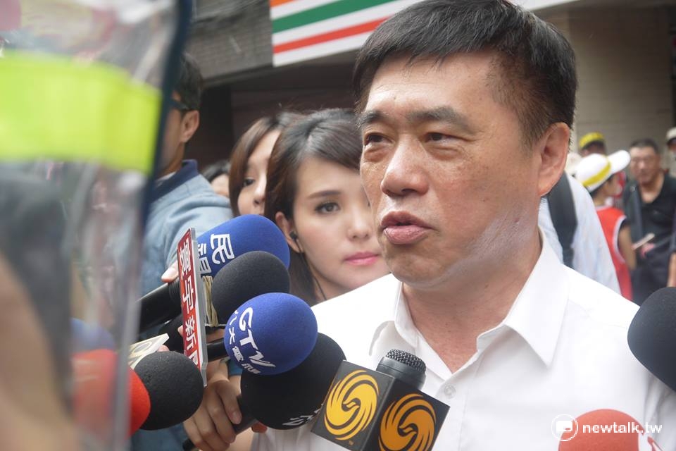 有意角逐下屆國民黨黨主席的郝龍斌特意現身立院,代表黨中央來給藍營立委打氣,並且批評蔡政府自稱會溝通,卻用拒馬蛇籠來對付軍公教。 有意角逐下屆國民黨黨主席的郝龍斌特意現身立院,代表黨中央來給藍營立委打氣,並且批評蔡政府自稱會溝通,卻用拒馬蛇籠來對付軍公教。