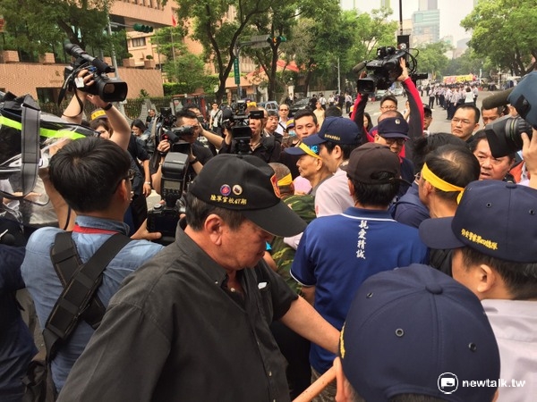 時代力量立委徐永明19日進入立法院時遭到反年金改革群眾潑水、追打。 時代力量立委徐永明19日進入立法院時遭到反年金改革群眾潑水、追打。