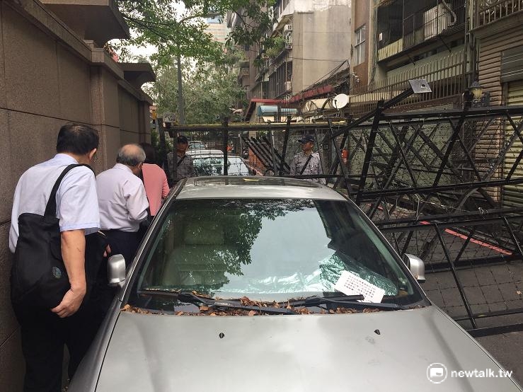 立法院外圍遭抗議民眾包圍,警方僅能從林森南路疾管局側車道,開闢一條秘徑,讓立法院工作人員、立委等得以進入立法院工作。 立法院外圍遭抗議民眾包圍,警方僅能從林森南路疾管局側車道,開闢一條秘徑,讓立法院工作人員、立委等得以進入立法院工作。