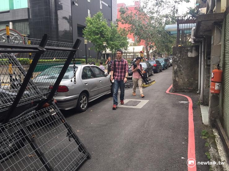 立法院外圍遭抗議民眾包圍,警方僅能從林森南路疾管局側車道,開闢一條秘徑,讓立法院工作人員、立委等得以進入立法院工作。 立法院外圍遭抗議民眾包圍,警方僅能從林森南路疾管局側車道,開闢一條秘徑,讓立法院工作人員、立委等得以進入立法院工作。