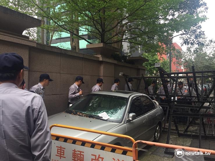立法院外圍遭抗議民眾包圍,警方僅能從林森南路疾管局側車道,開闢一條秘徑,讓立法院工作人員、立委等得以進入立法院工作。 立法院外圍遭抗議民眾包圍,警方僅能從林森南路疾管局側車道,開闢一條秘徑,讓立法院工作人員、立委等得以進入立法院工作。
