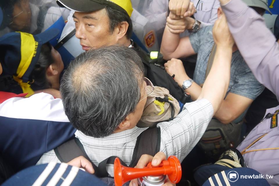 嘉義縣長張花冠欲進入立法院參與前瞻公聽會,卻遭遇軍公教團體包圍,一度緊張對立。 嘉義縣長張花冠欲進入立法院參與前瞻公聽會,卻遭遇軍公教團體包圍,一度緊張對立。