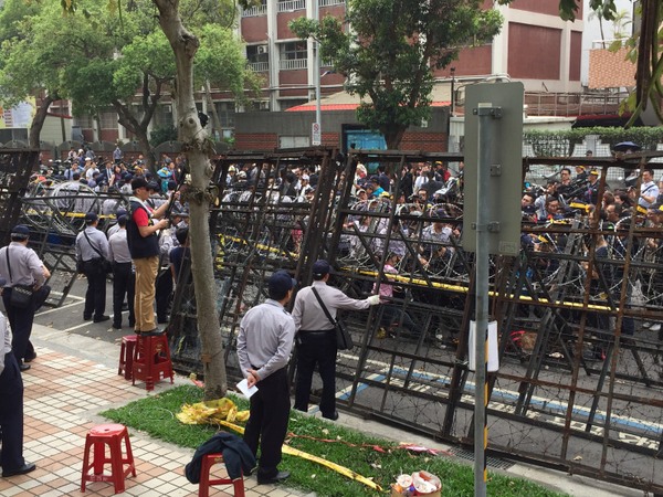 立法院19日審查年金改革法案,立法院周圍約2千名警力配置。 立法院19日審查年金改革法案,立法院周圍約2千名警力配置。