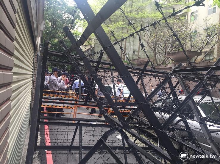 立法院外圍遭抗議民眾包圍,警方僅能從林森南路疾管局側車道,開闢一條秘徑,讓立法院工作人員、立委等得以進入立法院工作。 立法院外圍遭抗議民眾包圍,警方僅能從林森南路疾管局側車道,開闢一條秘徑,讓立法院工作人員、立委等得以進入立法院工作。