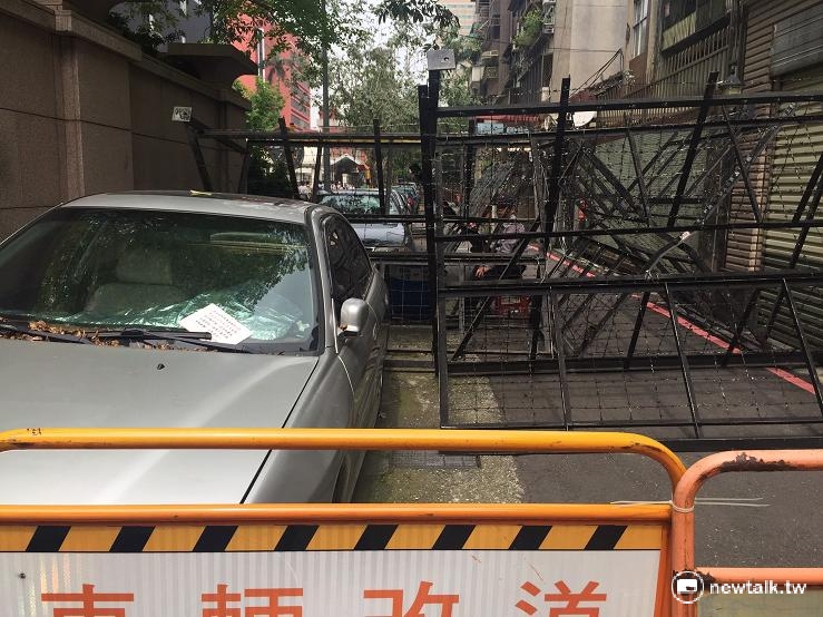 立法院外圍遭抗議民眾包圍,警方僅能從林森南路疾管局側車道,開闢一條秘徑,讓立法院工作人員、立委等得以進入立法院工作。 立法院外圍遭抗議民眾包圍,警方僅能從林森南路疾管局側車道,開闢一條秘徑,讓立法院工作人員、立委等得以進入立法院工作。