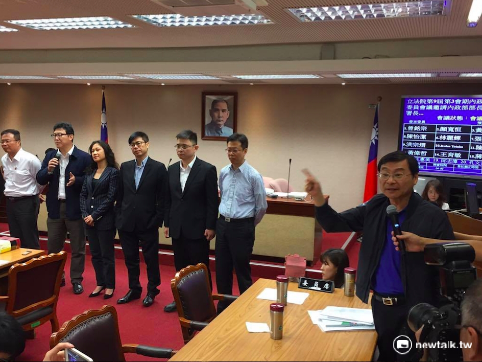立法院19日審查年金改革相關法案,不過內政委員會召委曾銘宗不滿內政部長葉俊榮「沒請假」,一早宣佈休息後內政委員會持續空轉。
。 立法院19日審查年金改革相關法案,不過內政委員會召委曾銘宗不滿內政部長葉俊榮「沒請假」,一早宣佈休息後內政委員會持續空轉。
。