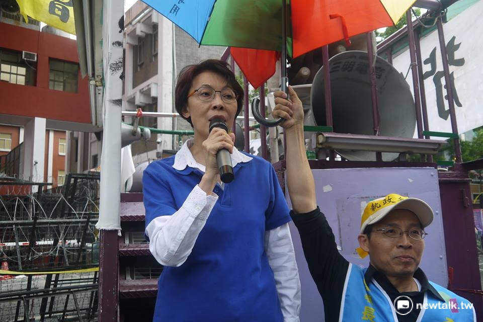 軍公教反對年金改革,包圍立法院已逾一個上午,午間國民黨立委黃昭順與林德福來到場外向軍公教團體致意,受到現場民眾熱烈歡迎。 軍公教反對年金改革,包圍立法院已逾一個上午,午間國民黨立委黃昭順與林德福來到場外向軍公教團體致意,受到現場民眾熱烈歡迎。