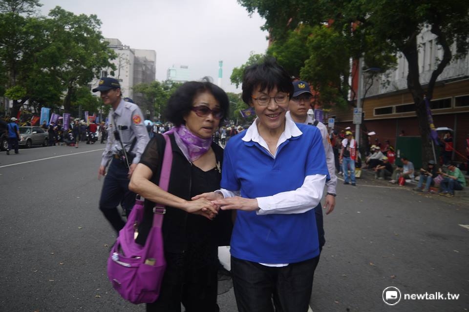 軍公教反對年金改革,包圍立法院已逾一個上午,午間國民黨立委黃昭順與林德福來到場外向軍公教團體致意,受到現場民眾熱烈歡迎。 軍公教反對年金改革,包圍立法院已逾一個上午,午間國民黨立委黃昭順與林德福來到場外向軍公教團體致意,受到現場民眾熱烈歡迎。