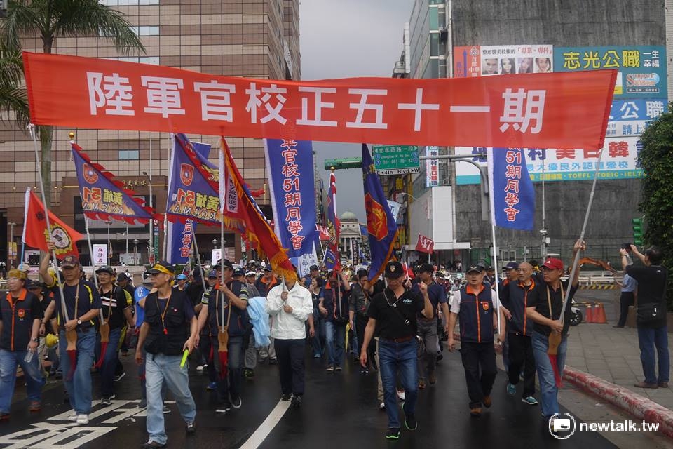警方正指揮救護車行經忠孝東路口,但因人群過多,隨後迴轉至其他路線。 警方正指揮救護車行經忠孝東路口,但因人群過多,隨後迴轉至其他路線。