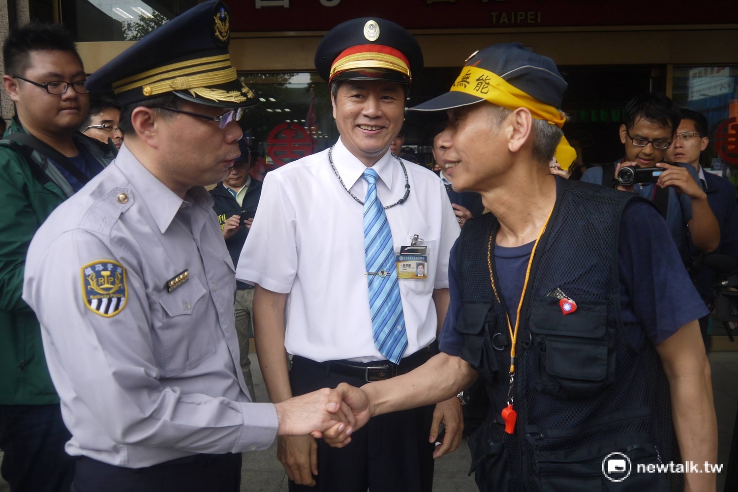 遊行領隊與警方和台北車站站長示意。 遊行領隊與警方和台北車站站長示意。